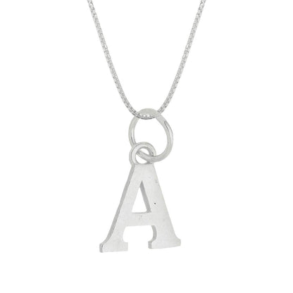 Colar com pingente de letras
